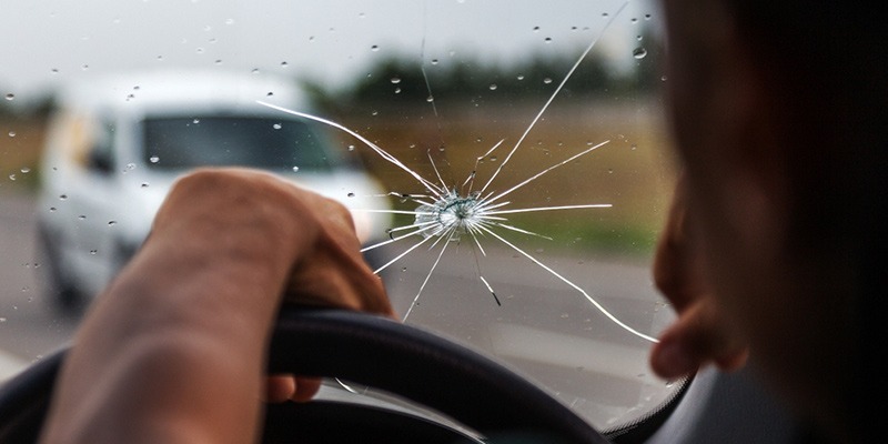 5-Reasons-You-Shouldnt-Drive-Around-with-a-Chipped-Windshield-Featured