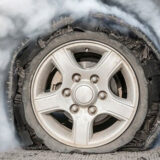 The-Right-Way-to-Deal-With-a-Tyre-Burst-Featured-Image