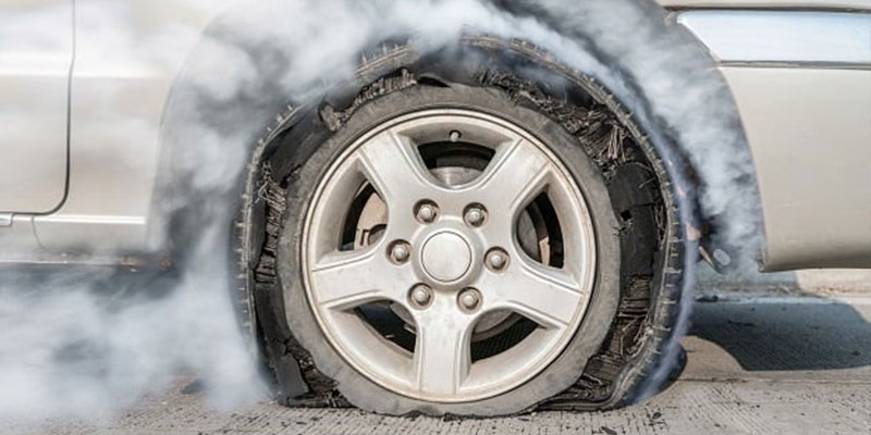 The-Right-Way-to-Deal-With-a-Tyre-Burst-Featured-Image