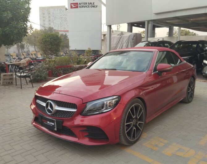 Mercedes-Benz-C-200-AMGLINE-2019-Image-Four