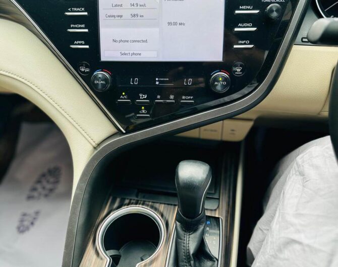 Toyota-Camry-Hybrid-High-2.5L-Image-Nine