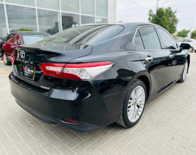 Toyota-Camry-Hybrid-High-2.5L-Image-Seven