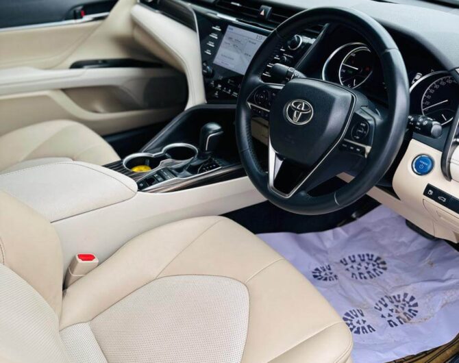 Toyota-Camry-Hybrid-High-2.5L-Image-Six