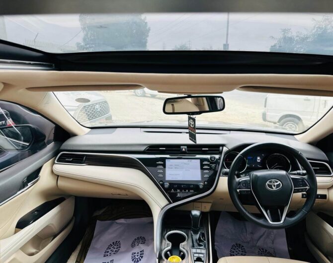 Toyota-Camry-Hybrid-High-2.5L-Image-Three