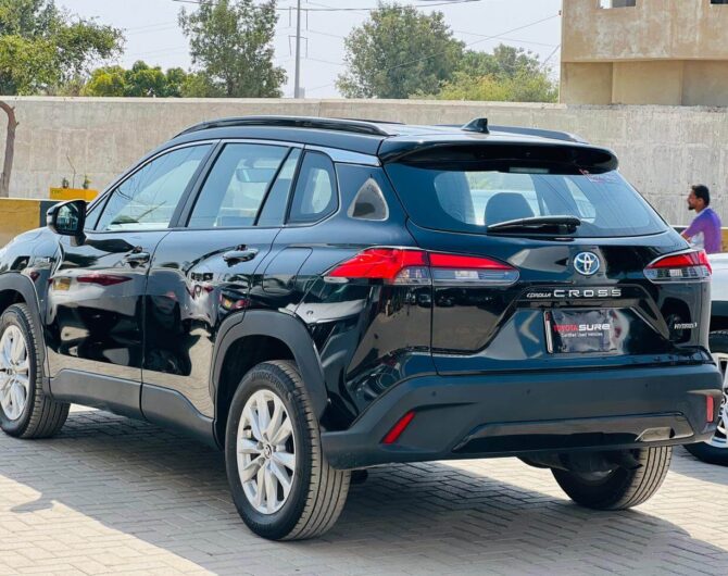 Toyota-Corolla-Cross-Hybrid-Hi-(CBU)-2022-Image-Four